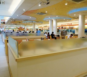 九州基山高速公路休息站寬敞的美食廣場