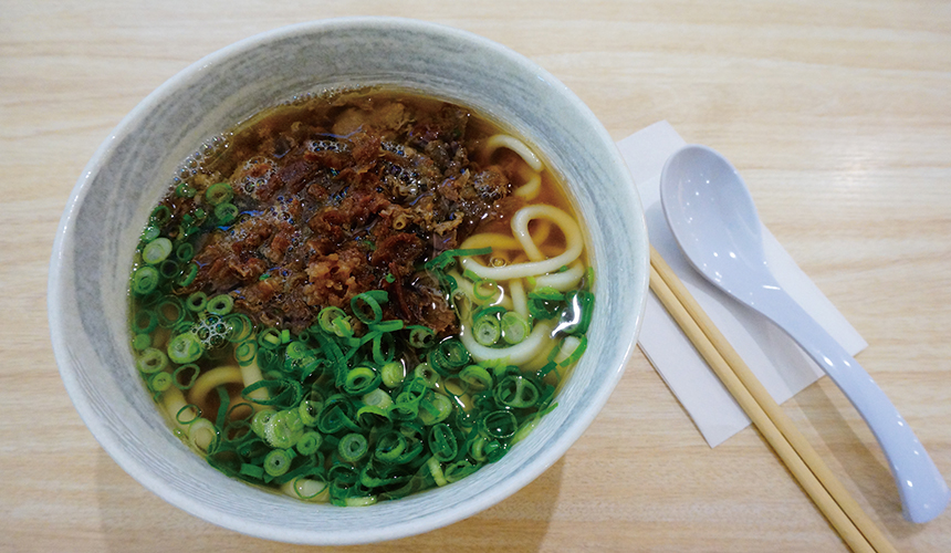九州基山高速公路休息站販售的牛肉烏龍麵(肉うどん)