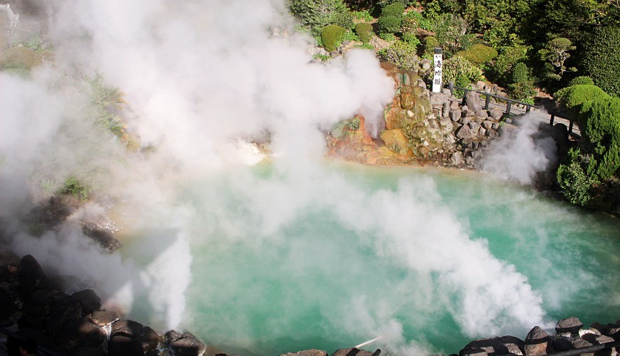 ควันที่พวยพุ่งออกมาจากบ่อน้ำร้อนมากมายในออนเซ็นเบ็ปปุ